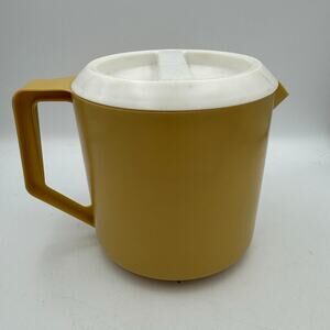 Rubbermaid 1970s Mustard Yellow Pitcher White Lid 1.5 Quart Retro Made in USA
